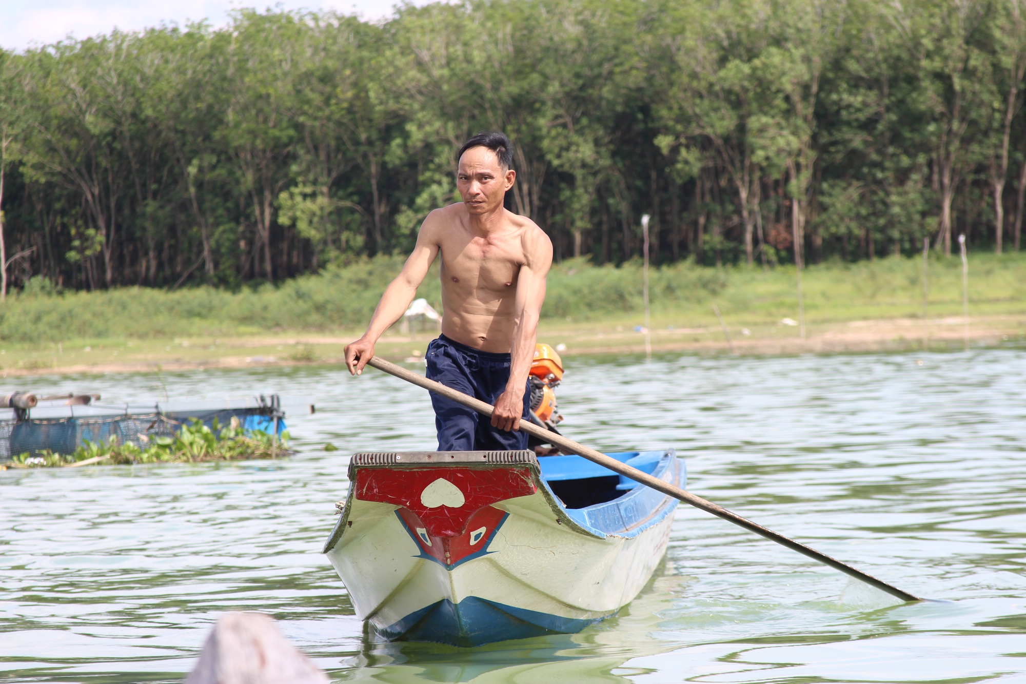 Cuộc sống l&ecirc;nh đ&ecirc;nh s&ocirc;ng nước của những r&aacute;i c&aacute; giữa l&agrave;ng B&egrave; Dầu Tiếng - Ảnh 12.