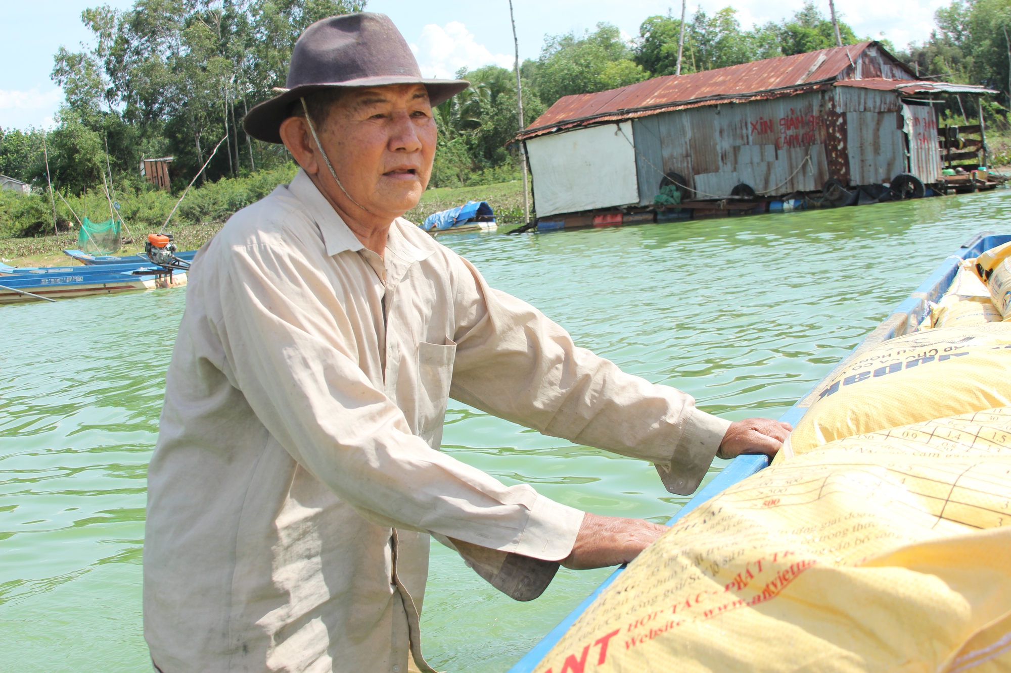 Cuộc sống l&ecirc;nh đ&ecirc;nh s&ocirc;ng nước của những r&aacute;i c&aacute; giữa l&agrave;ng B&egrave; Dầu Tiếng - Ảnh 3.
