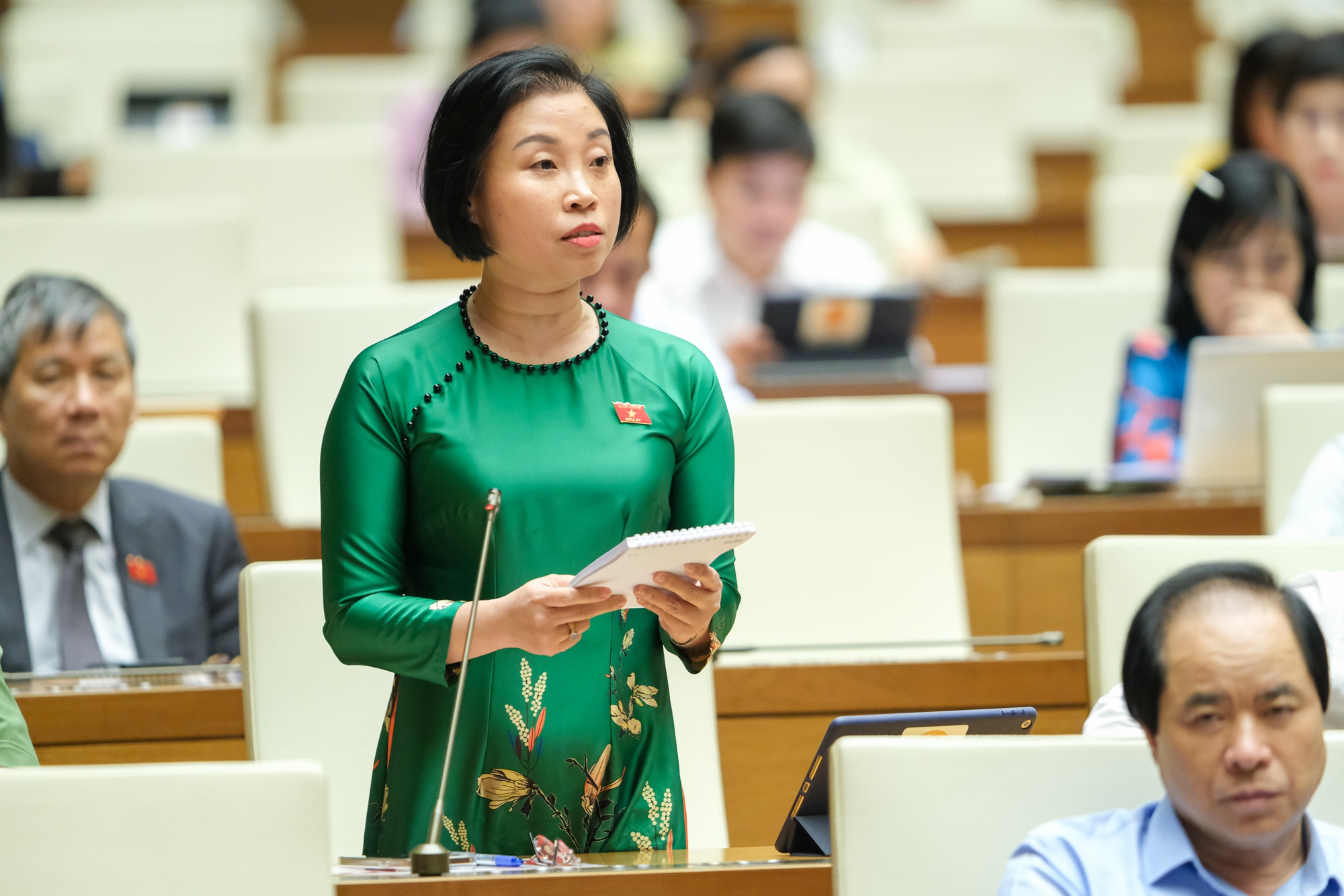 Lần đầu trả lời chất vấn, Thống đốc Nguyễn Thị Hồng nói về vay tiền qua App - Ảnh 1.