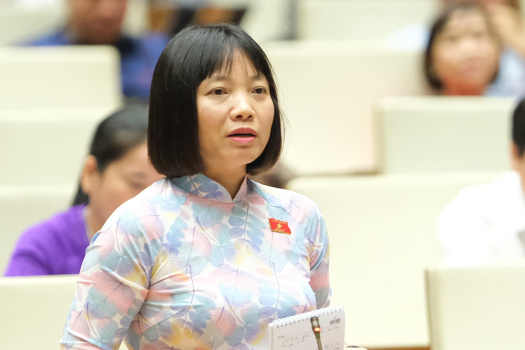 Đại biểu chất vấn gi&aacute; xăng tăng cao, Bộ trưởng T&agrave;i ch&iacute;nh n&oacute;i vẫn rẻ hơn L&agrave;o 11.000 đồng/l&iacute;t - Ảnh 1.
