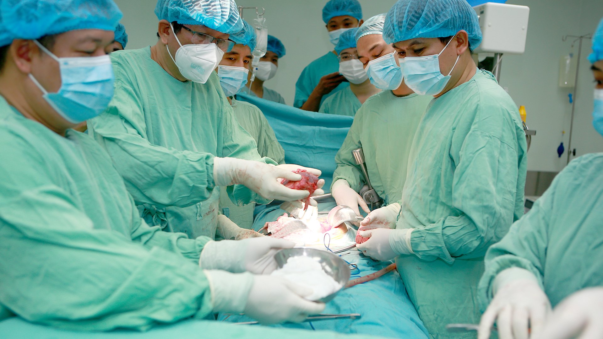X&uacute;c động gi&acirc;y ph&uacute;t tiễn biệt người đầu ti&ecirc;n ở miền Trung hiến thận sau khi qua đời - Ảnh 2.