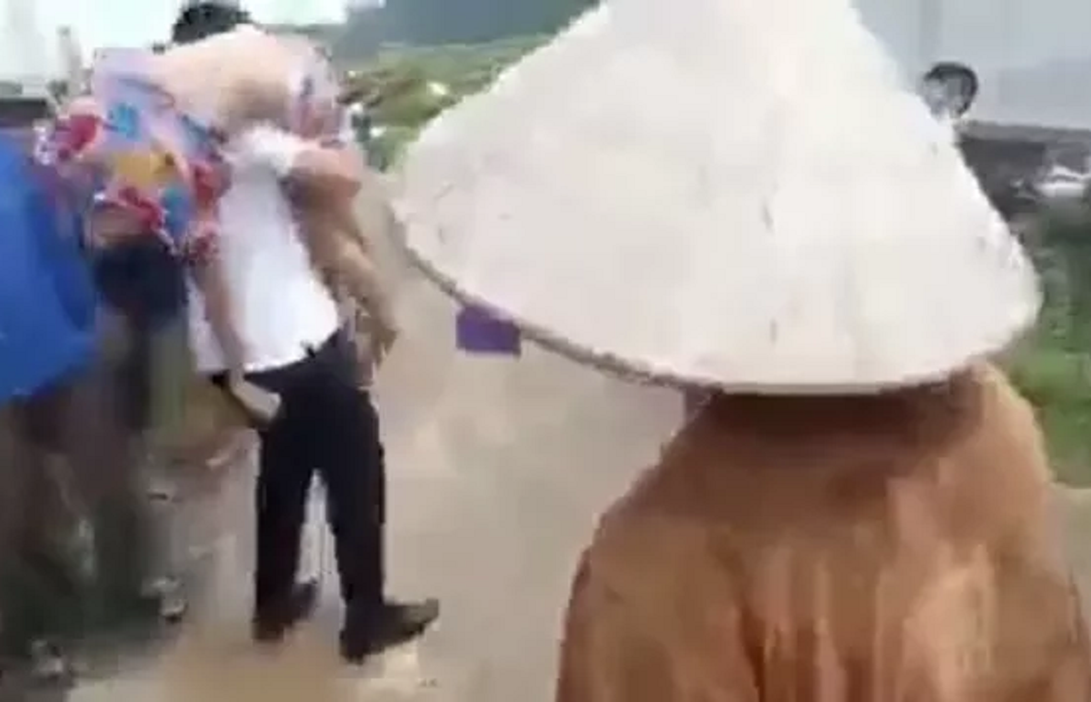 Xuống ao tắm sau khi đi nhổ lạc về, nữ sinh lớp 7 chết đuối