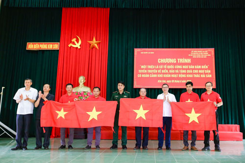 Trao 5.000 lá cờ Tổ quốc cho ngư dân Ninh Bình