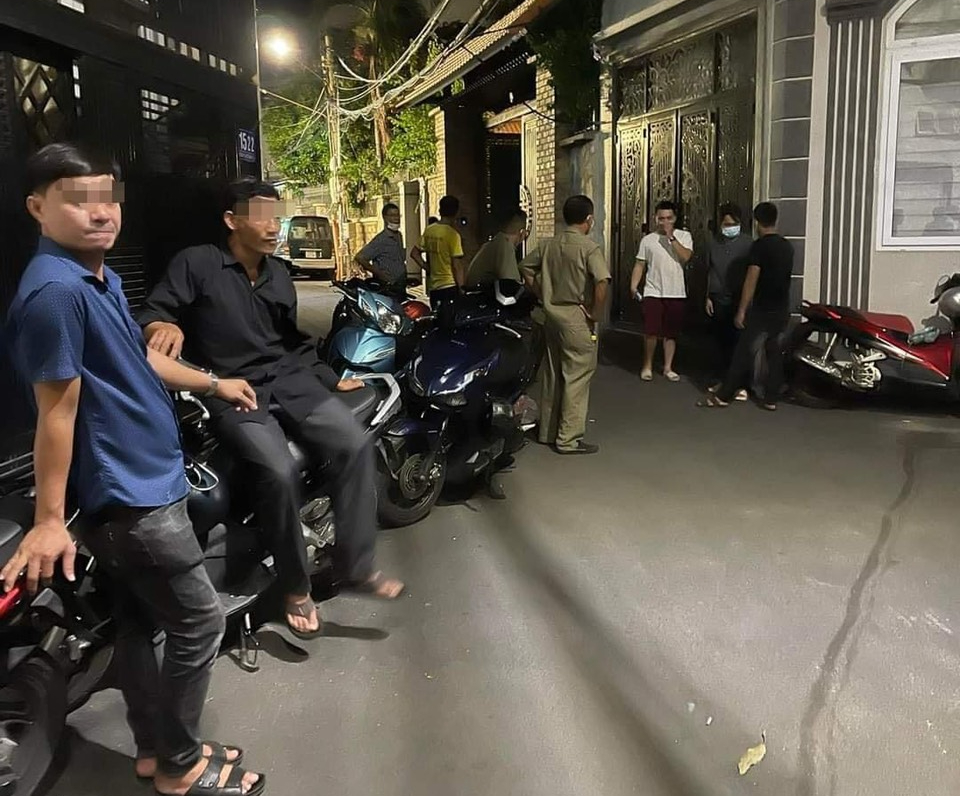 Xông vào nhà cướp thùng đựng điện thoại iPhone