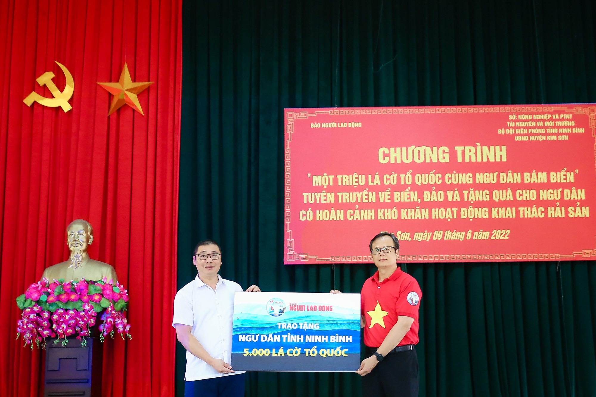 Trao tặng ngư dân tỉnh Ninh Bình 5.000 lá cờ Tổ Quốc - Ảnh 1.