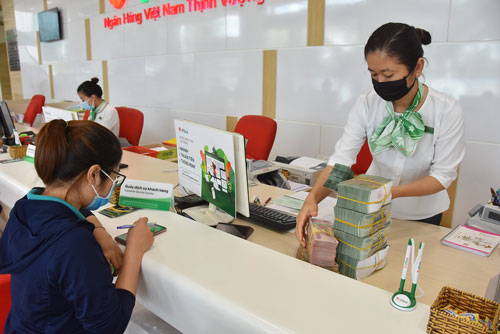 Ngân hàng thừa tiền, khách khó vay - Ảnh 1. Ngân hàng thừa tiền, khách khó vay - Ảnh 1.
