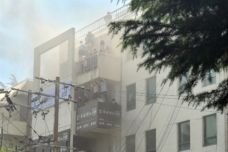 H&agrave;n Quốc: Văn ph&ograve;ng luật sư bị ph&oacute;ng hỏa, 7 người trong ph&ograve;ng c&ugrave;ng chịu chết - Ảnh 2.