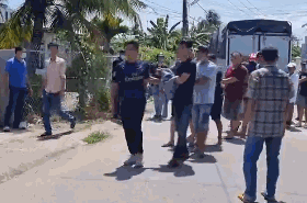 CLIP: 27 đối tượng đ&aacute; g&agrave; xếp h&agrave;ng về trụ sở c&ocirc;ng an