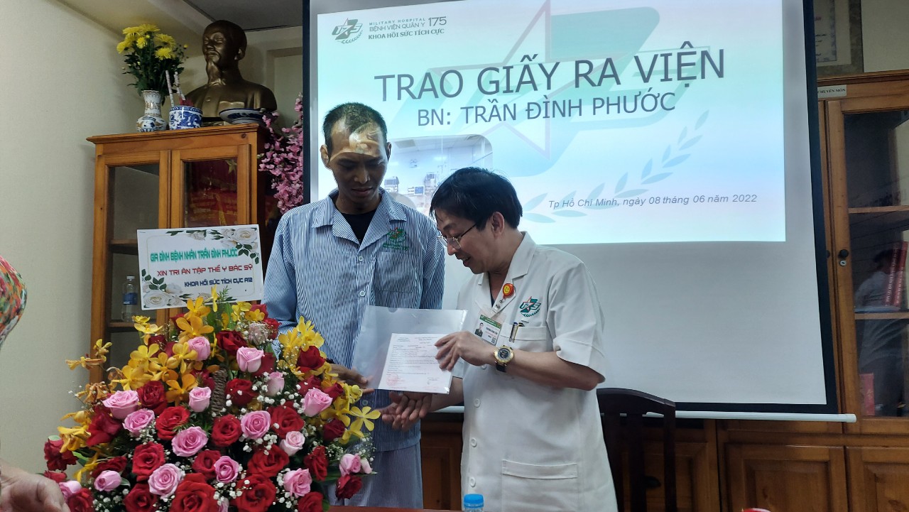 Nam thanh ni&ecirc;n truyền 56 l&iacute;t m&aacute;u, chạy ECMO 10 ng&agrave;y v&igrave; sốt xuất huyết - Ảnh 1.