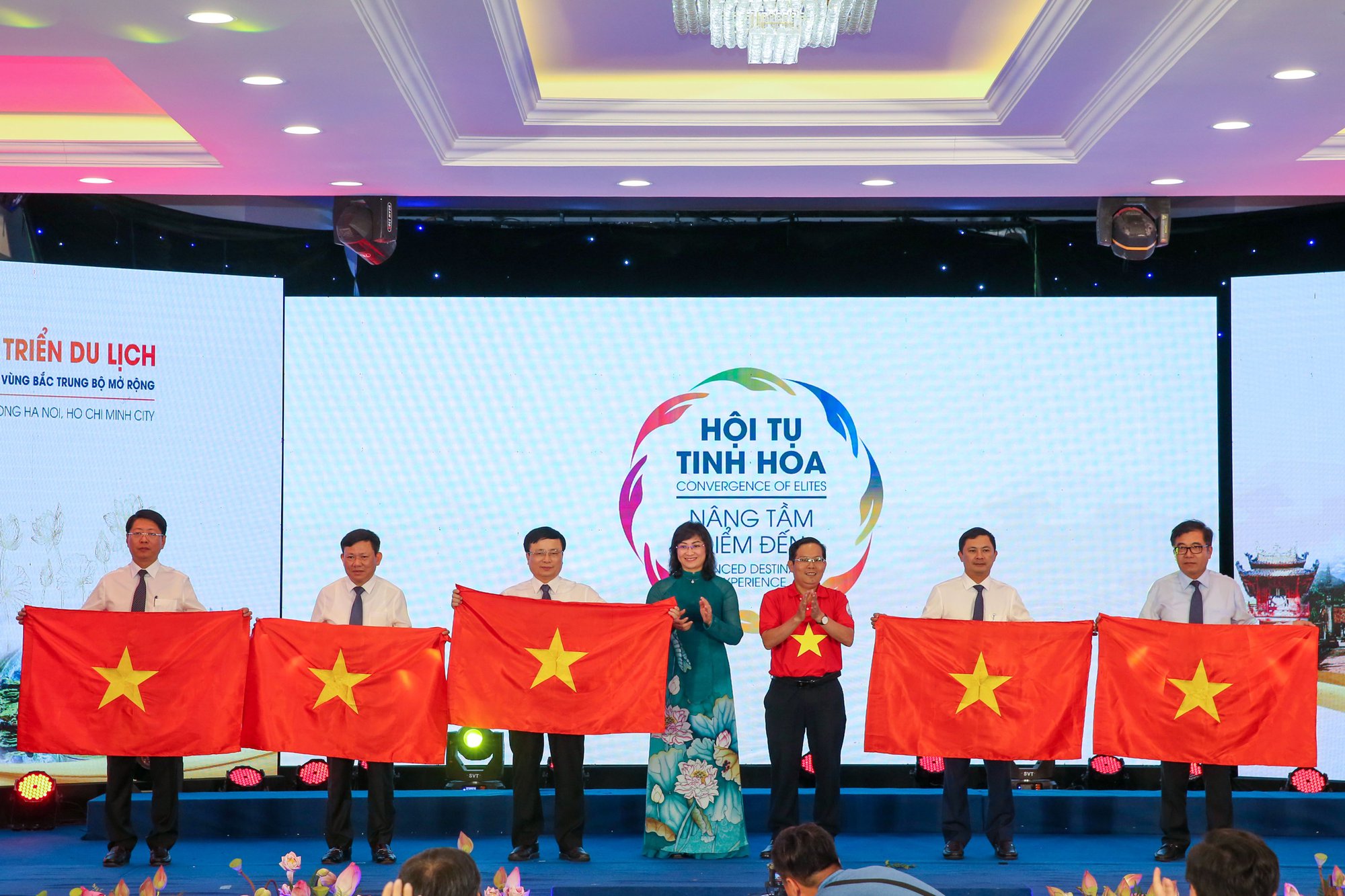 Trao tặng 60.000 lá cờ Tổ quốc cho ngư dân 6 tỉnh - Ảnh 1.
