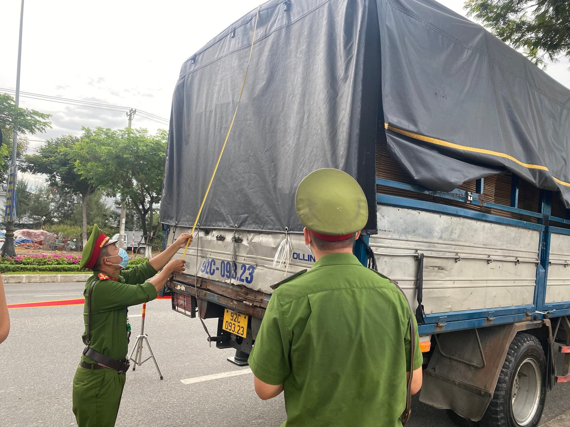 CSGT ra quân cắt gọn thùng xe quá tải - Ảnh 6.