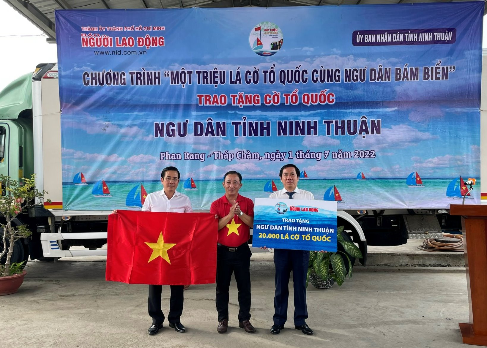 Trao tặng ngư d&acirc;n Ninh Thuận 20.000 l&aacute; cờ Tổ quốc - Ảnh 1.