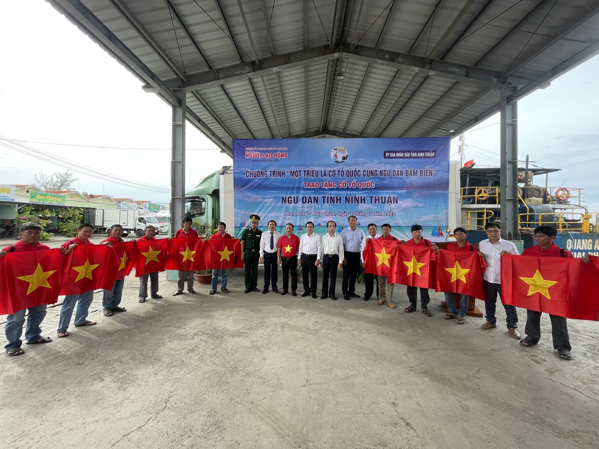 Trao tặng ngư d&acirc;n Ninh Thuận 20.000 l&aacute; cờ Tổ quốc - Ảnh 4.