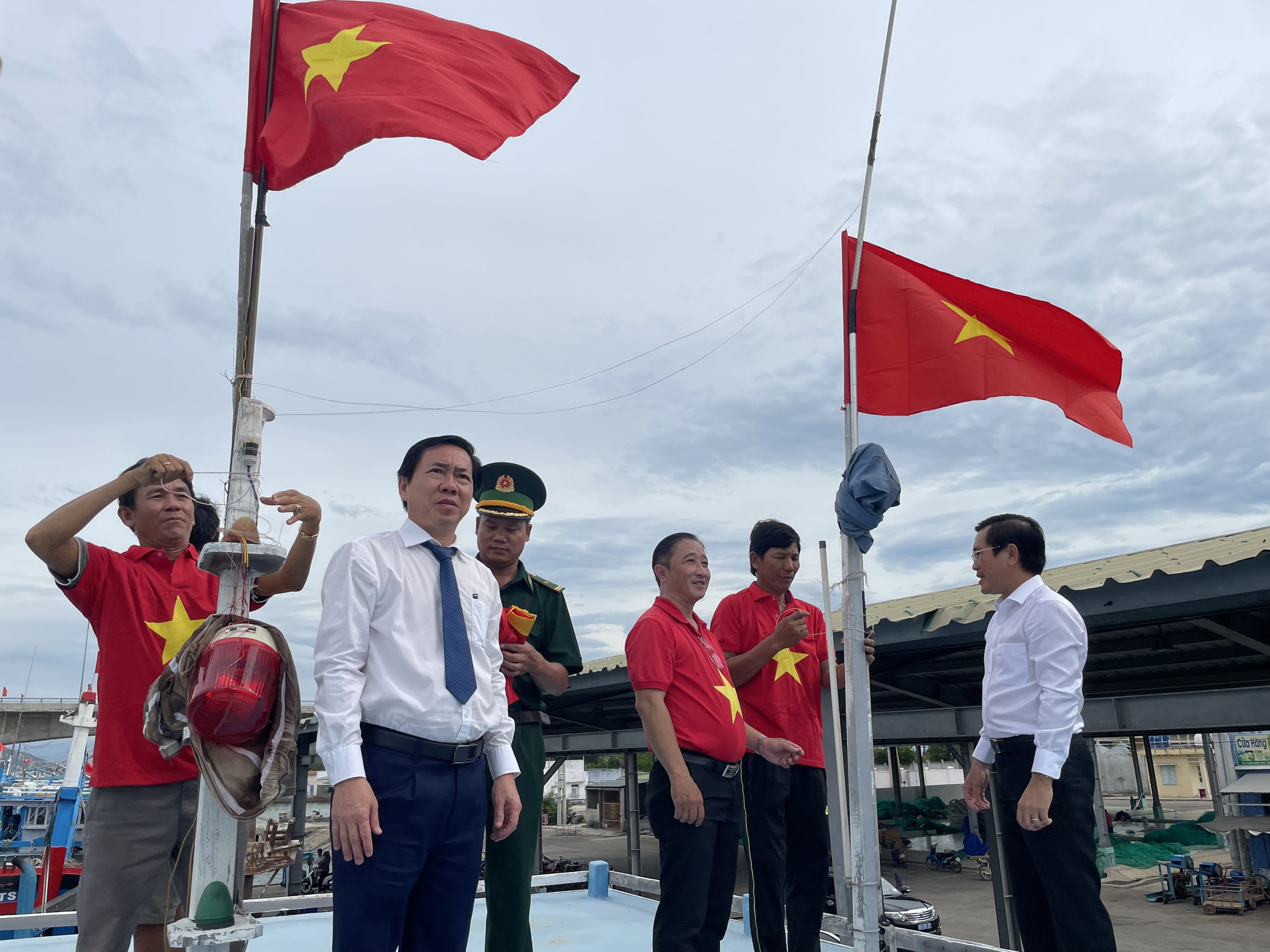 Trao tặng ngư d&acirc;n Ninh Thuận 20.000 l&aacute; cờ Tổ quốc - Ảnh 6.