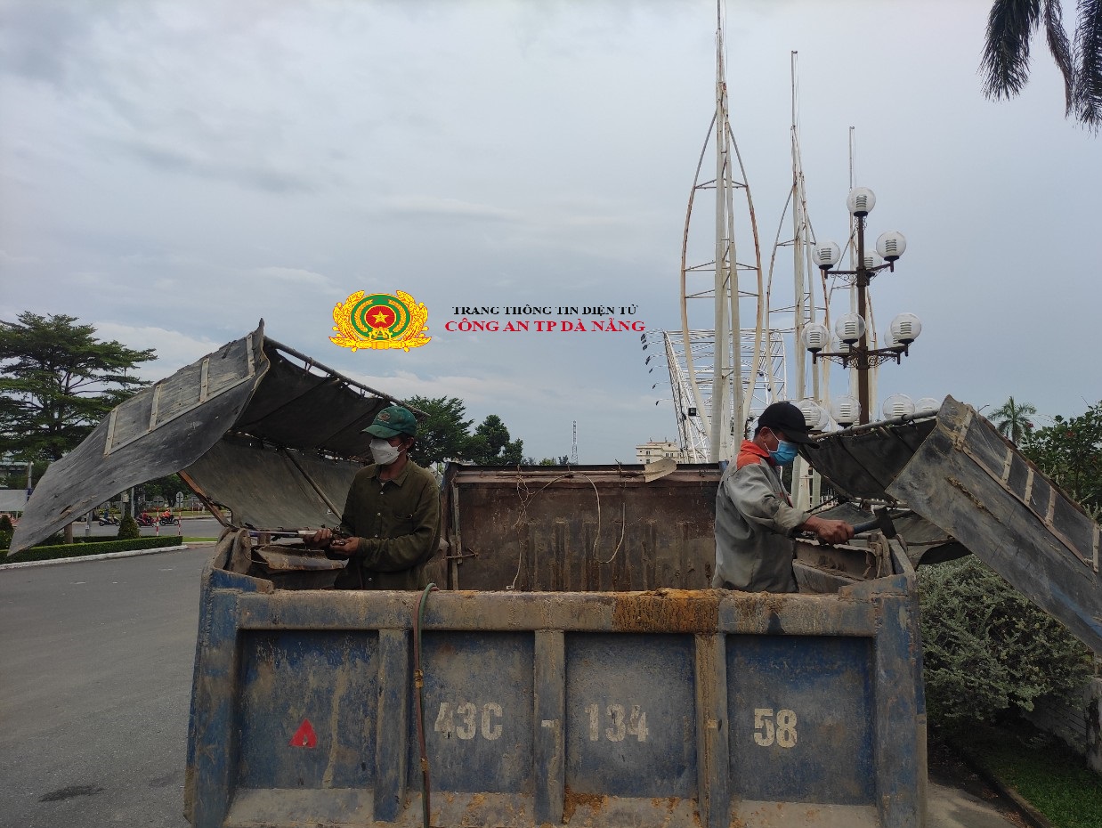 CSGT ra quân cắt gọn thùng xe quá tải - Ảnh 5.