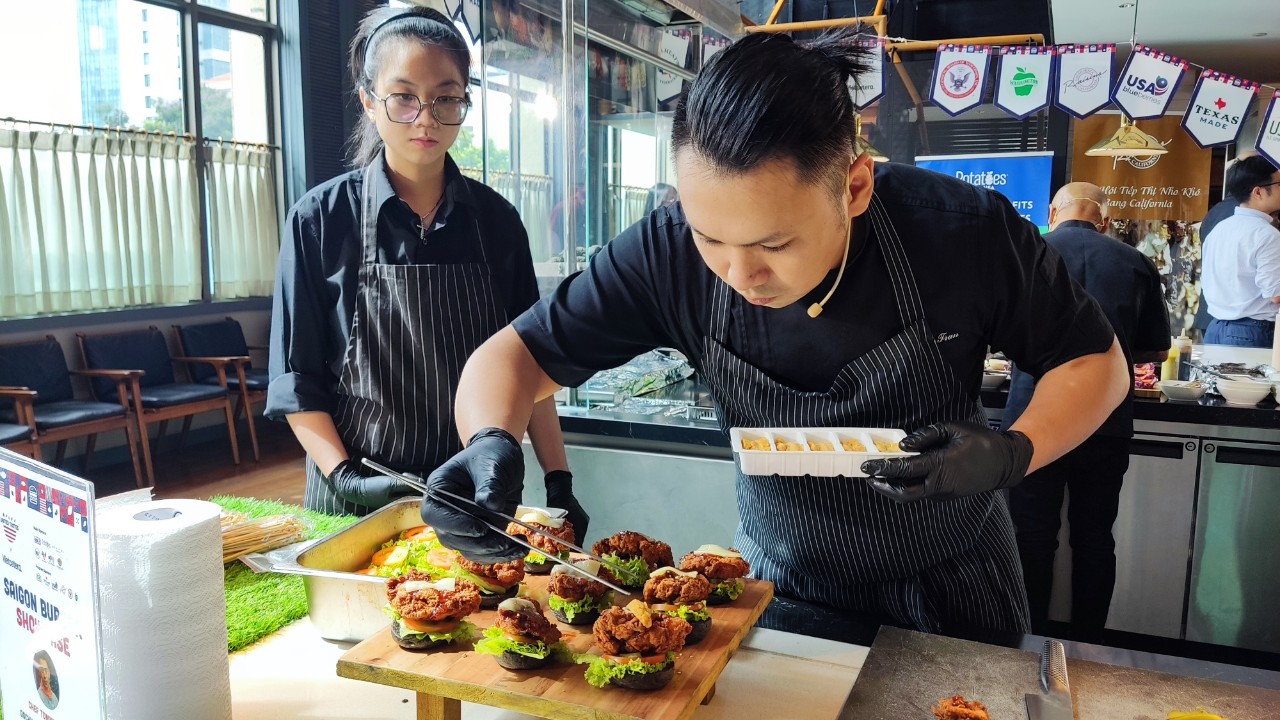 Mỹ quảng b&aacute; b&aacute;nh m&igrave; burger, nh&acirc;n s&acirc;m thượng hạng&hellip; tới người Việt - Ảnh 2.