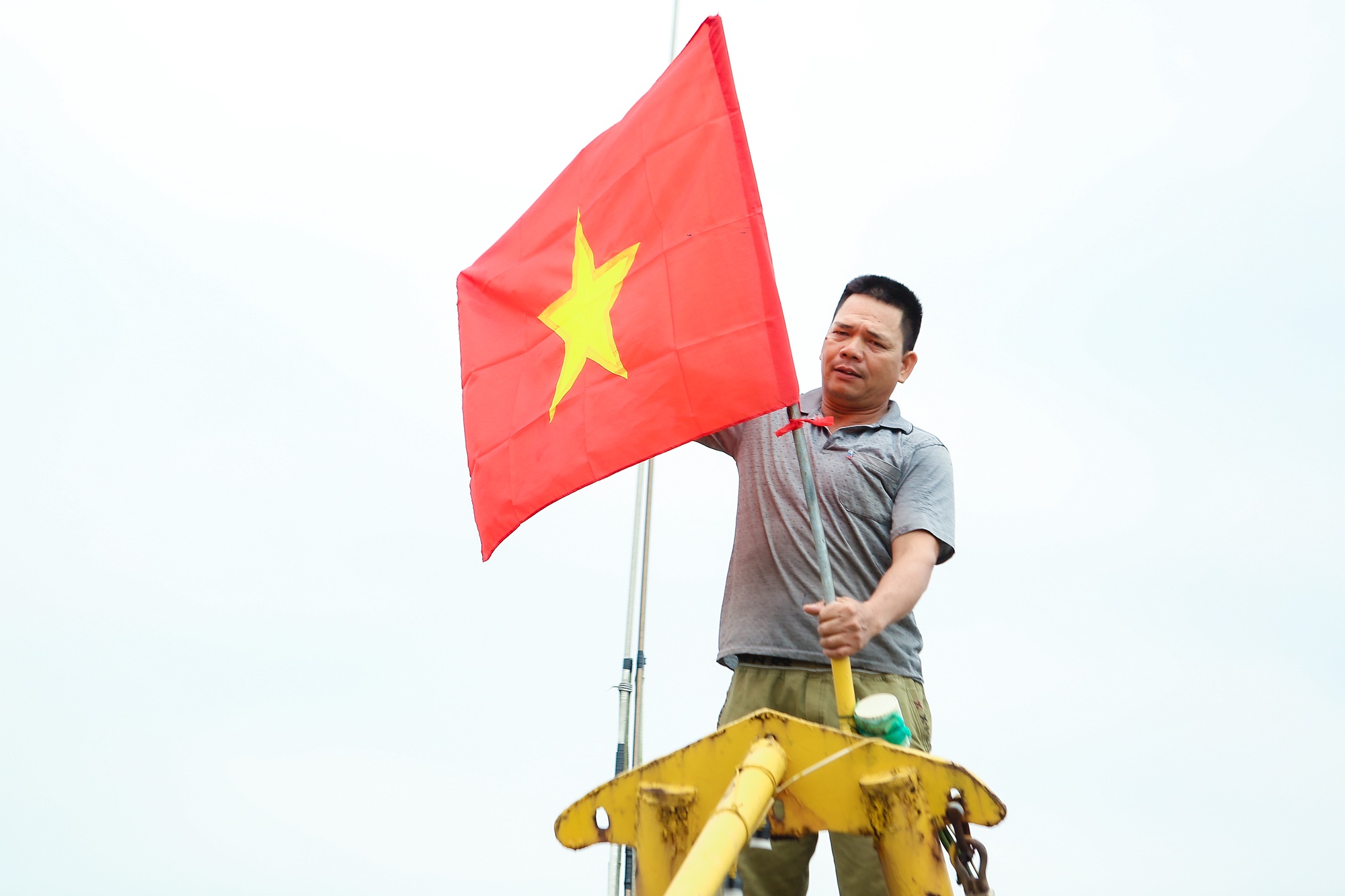 Trao tặng ngư dân tỉnh Thái Bình 10.000 lá cờ Tổ quốc