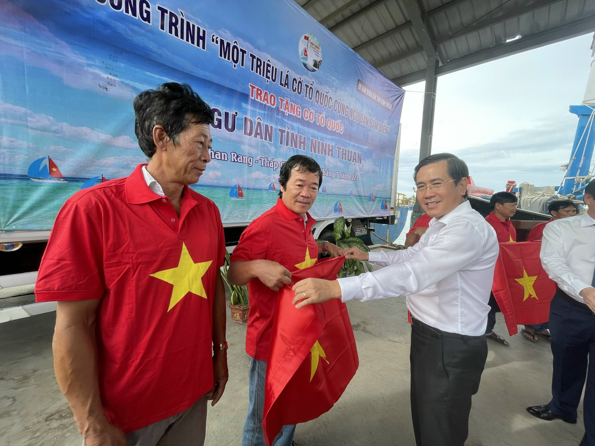 Trao tặng ngư d&acirc;n Ninh Thuận 20.000 l&aacute; cờ Tổ quốc - Ảnh 2.
