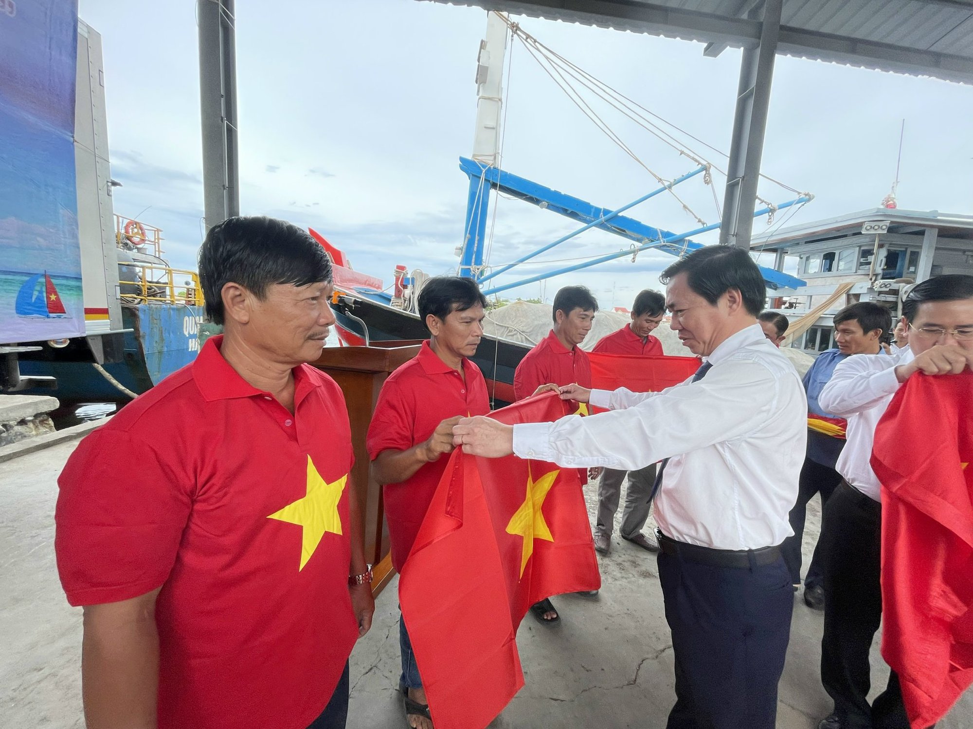 Trao tặng ngư d&acirc;n Ninh Thuận 20.000 l&aacute; cờ Tổ quốc - Ảnh 3.