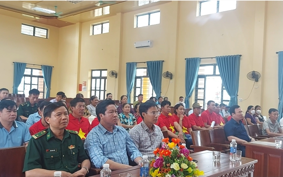 Trao tặng ngư dân tỉnh Thái Bình 10.000 lá cờ Tổ quốc - Ảnh 11.