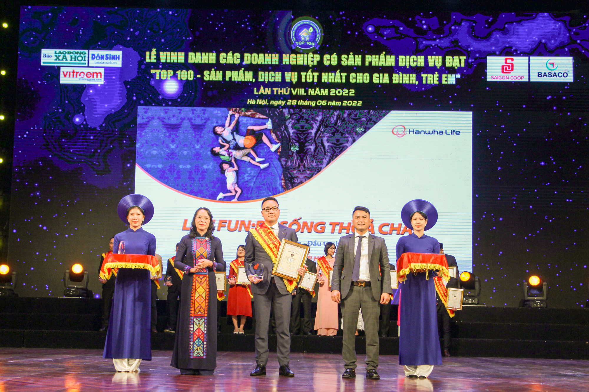 Hanwha Life Việt Nam nhận giải thưởng Top 100 sản phẩm - dịch vụ tốt nhất cho gia đ&igrave;nh v&agrave; trẻ em - Ảnh 1.