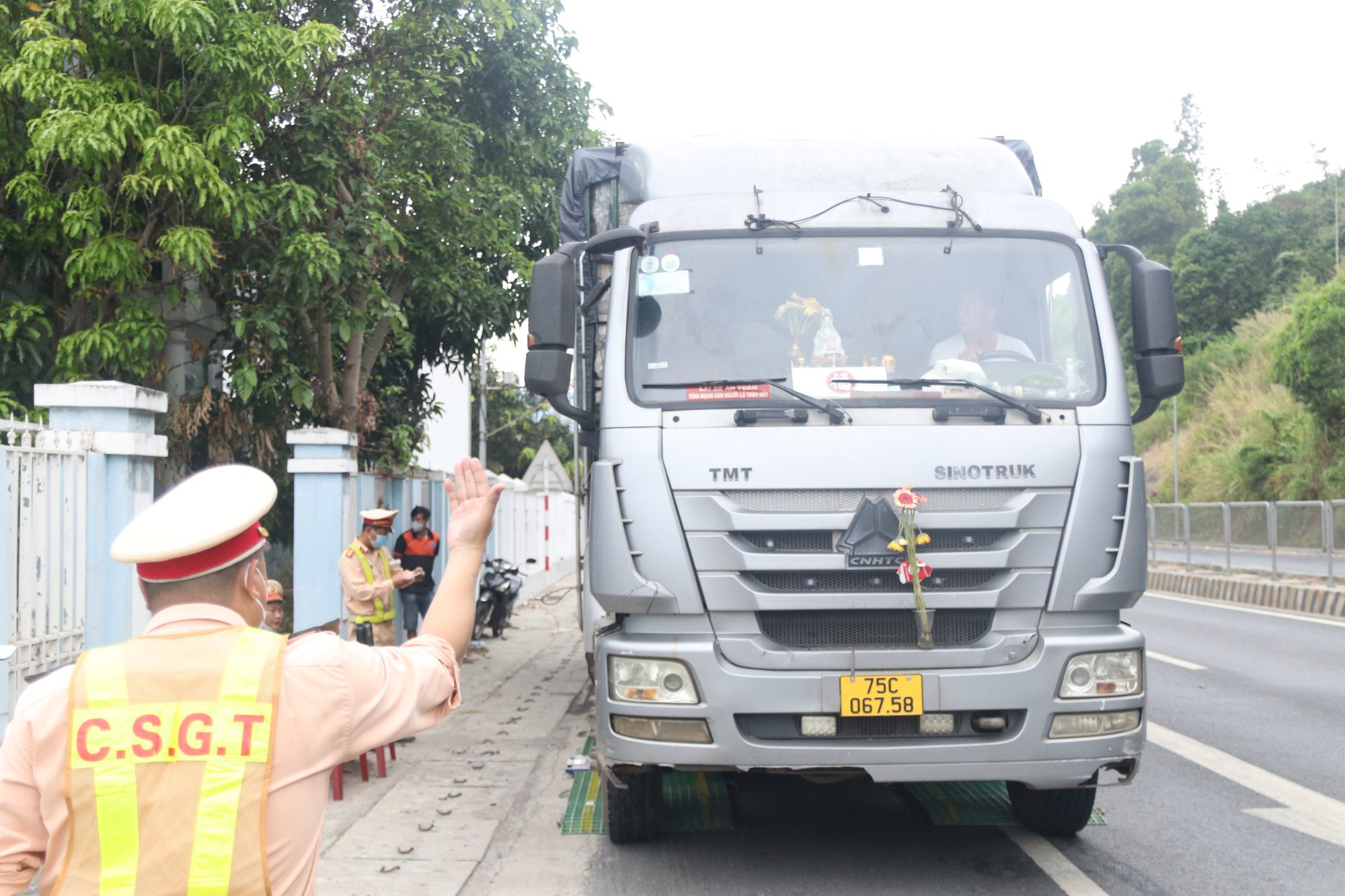 CSGT ra quân cắt gọn thùng xe quá tải