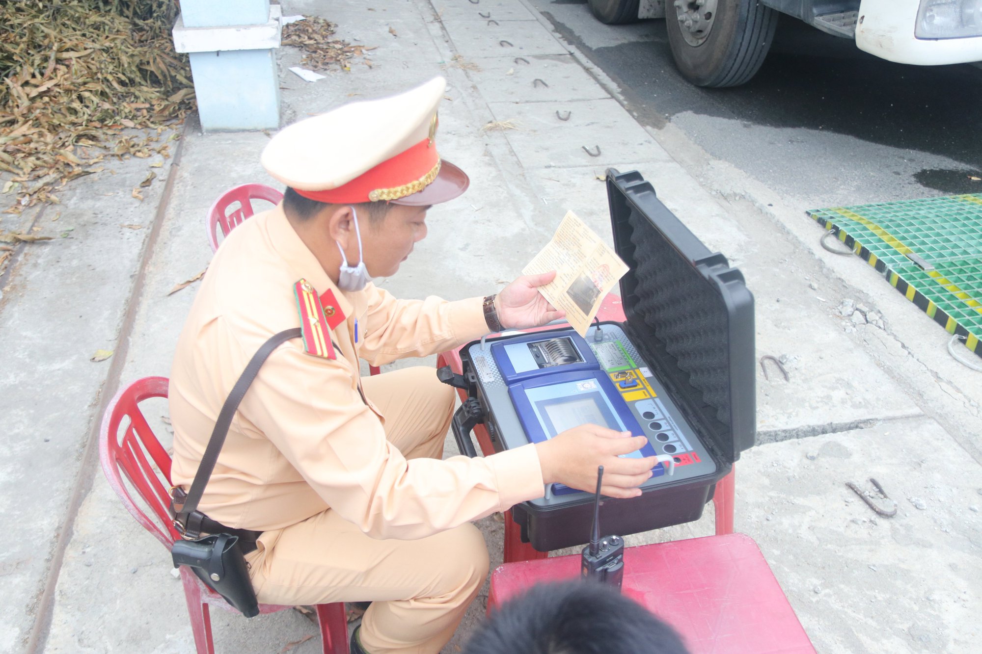 CSGT ra quân cắt gọn thùng xe quá tải - Ảnh 2.
