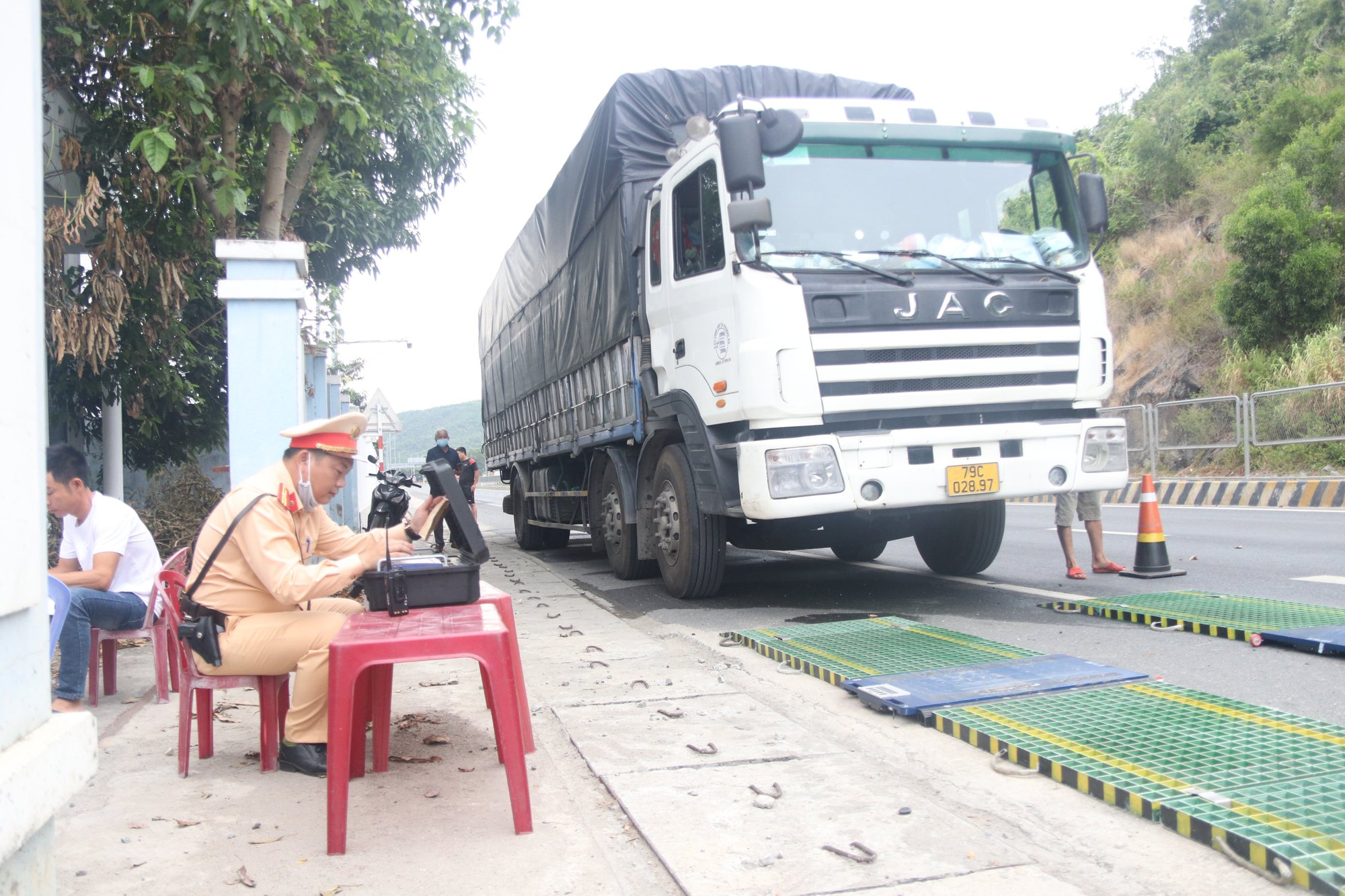CSGT ra quân cắt gọn thùng xe quá tải - Ảnh 3.