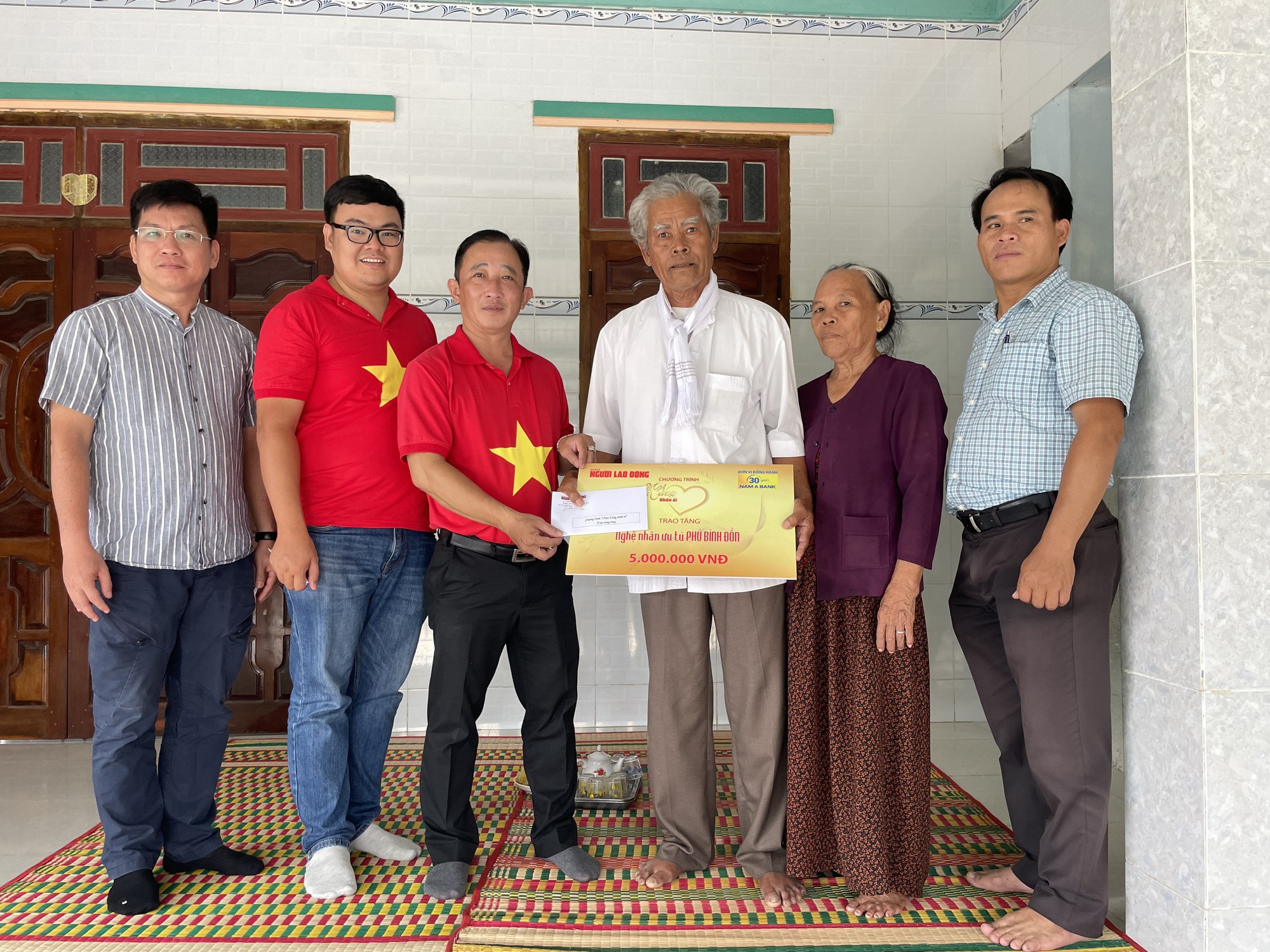 "Mai Vàng nhân ái" thăm 2 nghệ nhân ưu tú dân tộc Chăm và Raglai ở Ninh Thuận