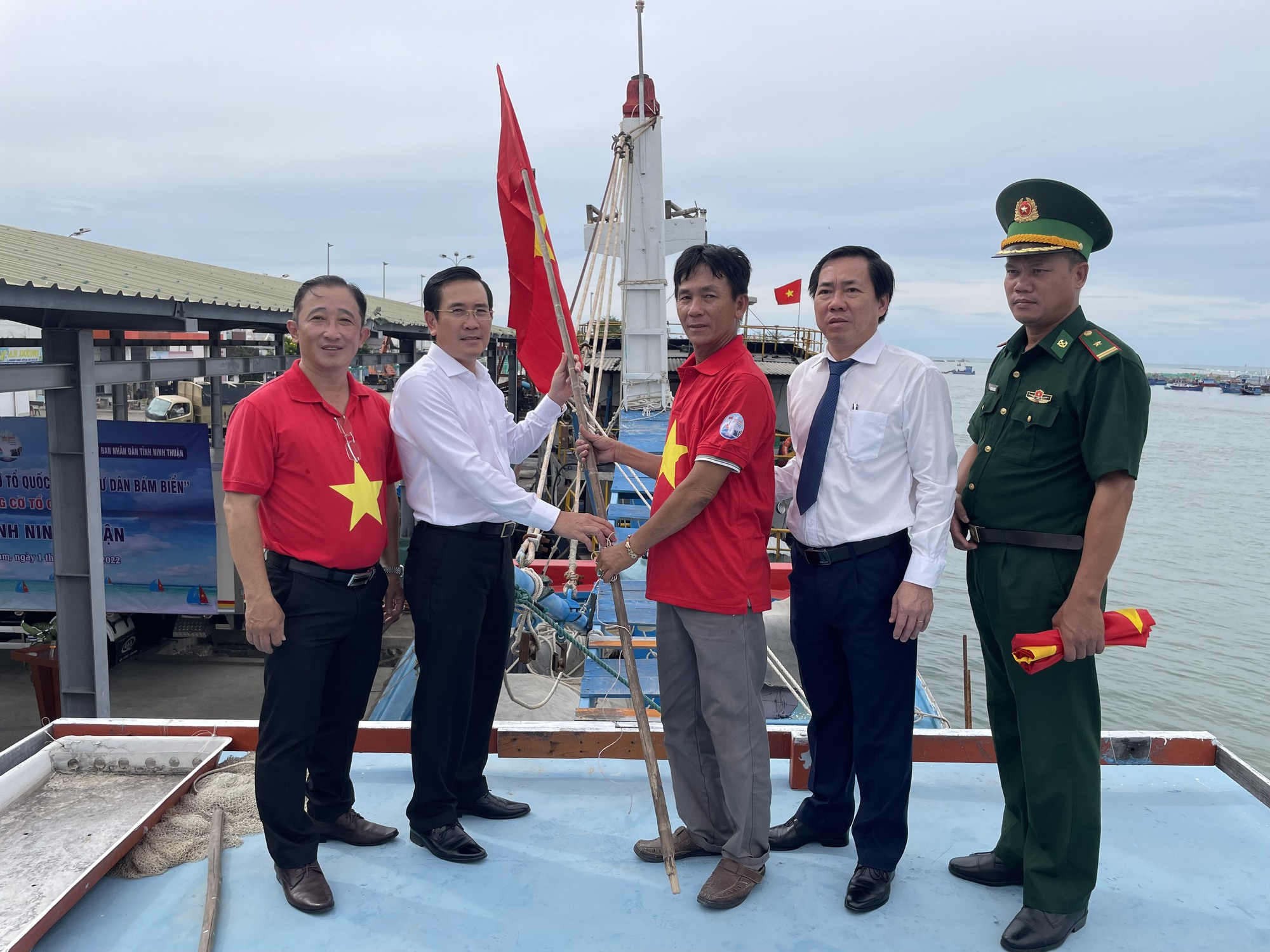 Trao tặng ngư d&acirc;n Ninh Thuận 20.000 l&aacute; cờ Tổ quốc - Ảnh 7.
