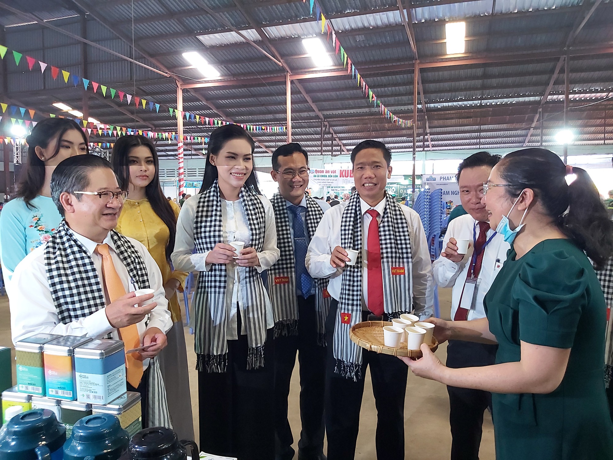 Chi&ecirc;m ngưỡng 1 trong 10 khu chợ nổi nhộn nhịp nhất thế giới - Ảnh 13.