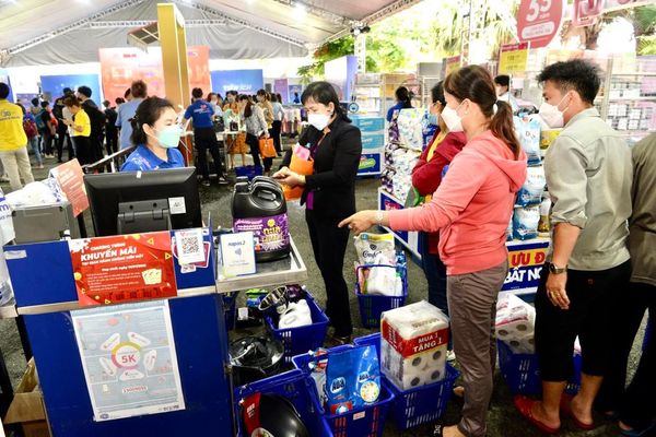Hơn 500 mặt hàng giảm đến 50% tại chợ phiên không tiền mặt