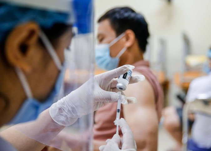 Bộ Y tế điểm tên hàng chục tỉnh tiêm vắc-xin Covid-19 mũi 3, mũi 4 chậm