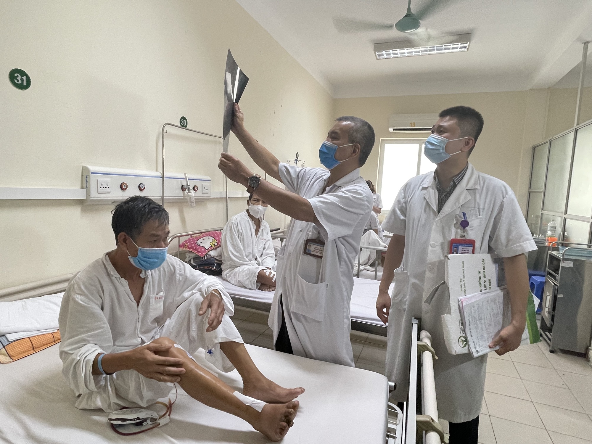 Chân đau như chuột rút có thể là dấu hiệu thiếu máu chi dưới - Ảnh 3.