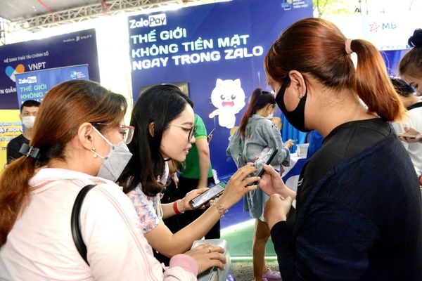 Hơn 500 mặt hàng giảm đến 50% tại chợ phiên không tiền mặt cho công nhân - Ảnh 2.