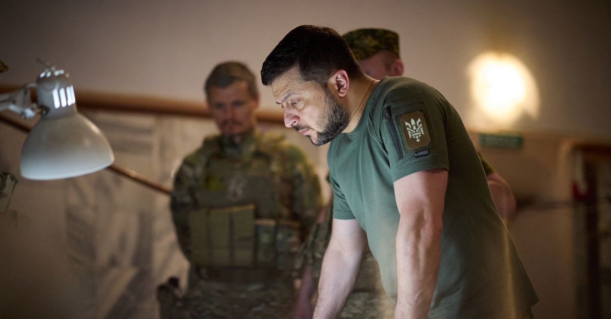 Động thái bất ngờ của Tổng thống Ukraine giữa lúc nóng bỏng