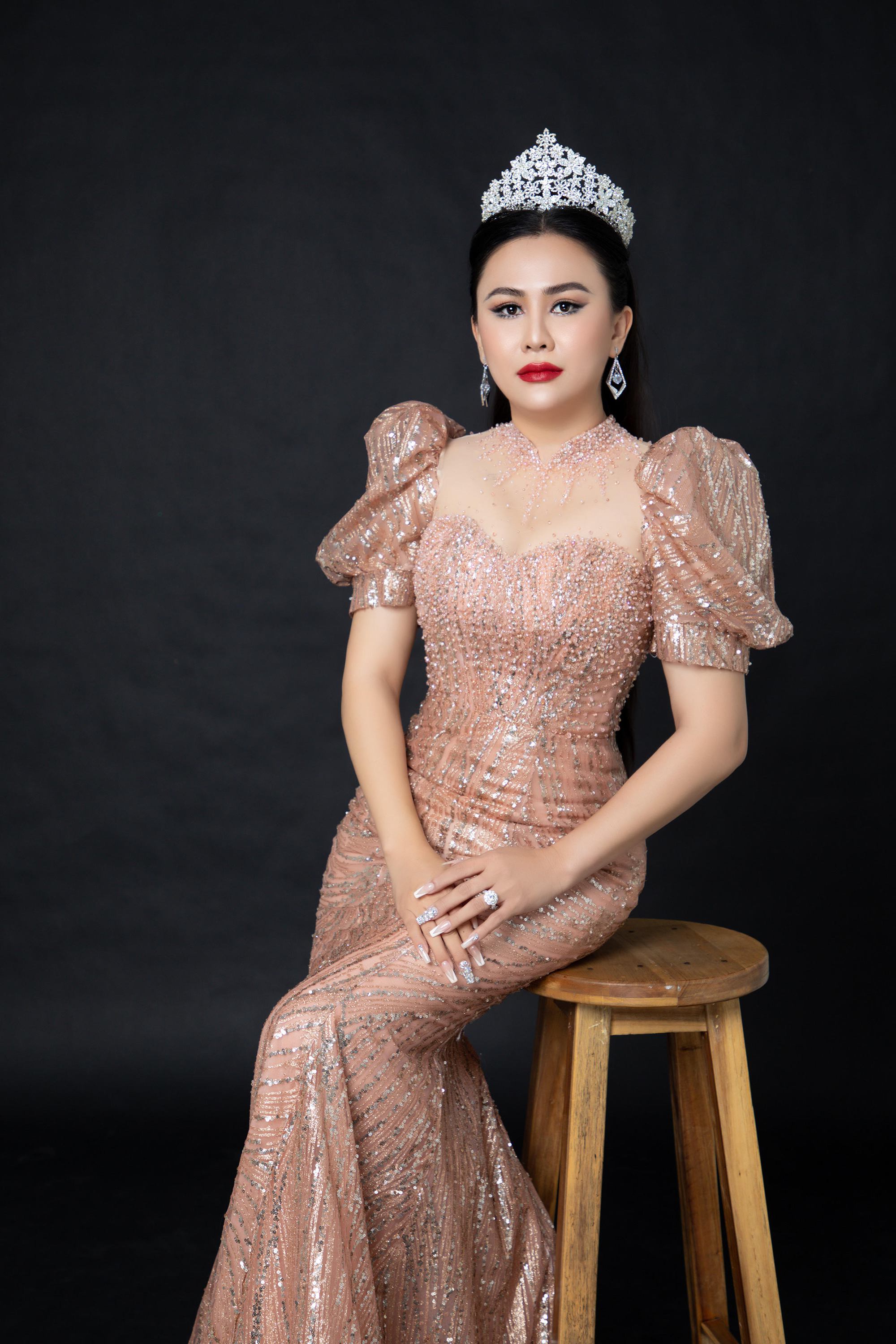 NTK Tommy Nguyễn l&agrave;m dạ hội xẻ bạo cho hoa hậu L&yacute; Kim Ng&acirc;n - Ảnh 4.