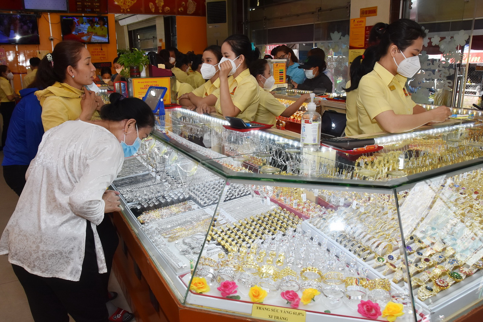Gi&aacute; v&agrave;ng h&ocirc;m nay 25-7: V&agrave;ng SJC v&agrave; thế giới đồng loạt giảm - Ảnh 1.