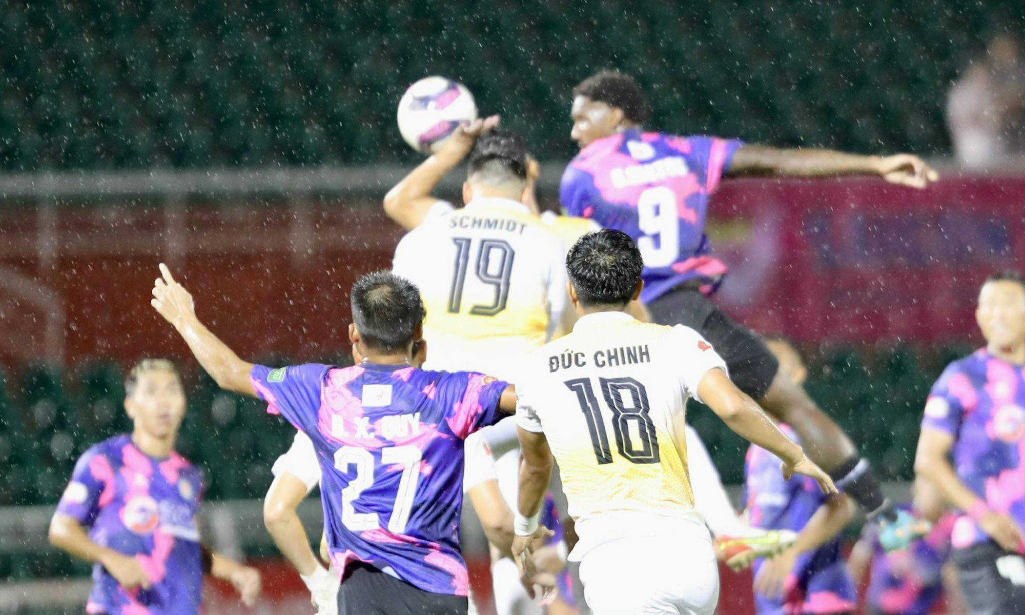 Vòng 6 V-League 2022 – cầu trường Việt tràn ngập drama - Ảnh 1.