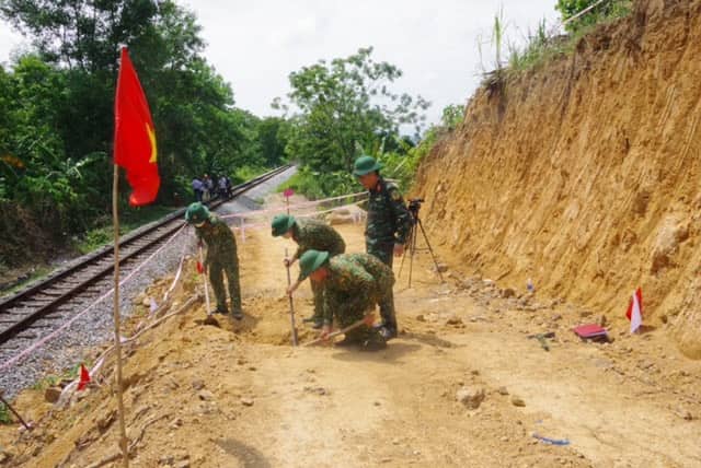 Phát hiện quả bom "khủng" nguyên ngòi nổ cạnh đường ray tàu hỏa ở Quảng Bình