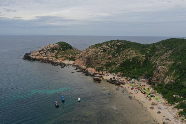 Rủ nhau băng rừng, vượt đồi c&aacute;t n&oacute;ng đi&hellip; &ldquo;săn mặt trời&rdquo; ở cực Đ&ocirc;ng - Ảnh 1.