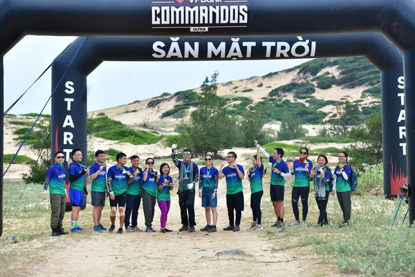 Rủ nhau băng rừng, vượt đồi c&aacute;t n&oacute;ng đi&hellip; &ldquo;săn mặt trời&rdquo; ở cực Đ&ocirc;ng - Ảnh 6.