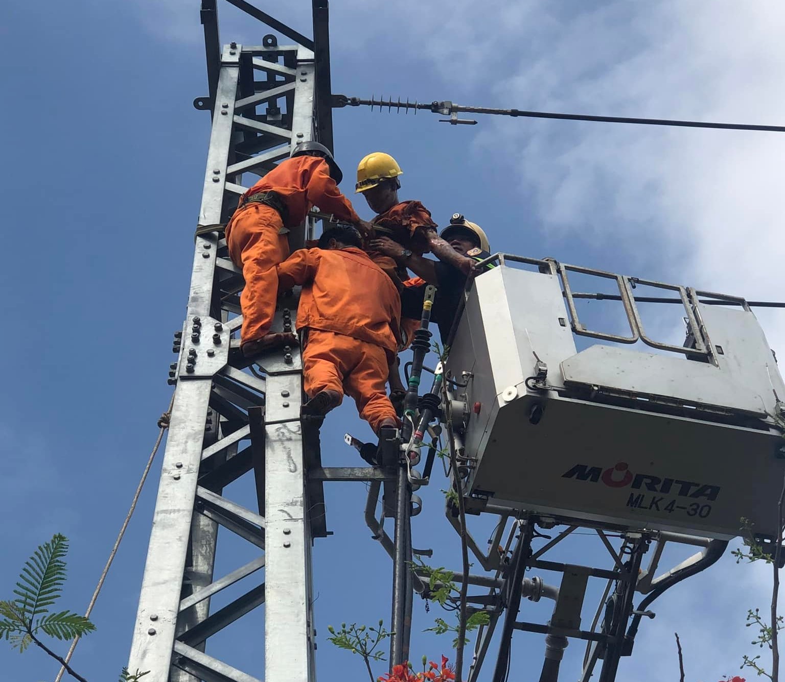 Giải cứu nam công nhân mắc kẹt trên cột điện
