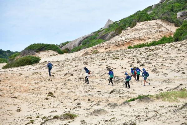Rủ nhau băng rừng, vượt đồi c&aacute;t n&oacute;ng đi&hellip; &ldquo;săn mặt trời&rdquo; ở cực Đ&ocirc;ng - Ảnh 3.