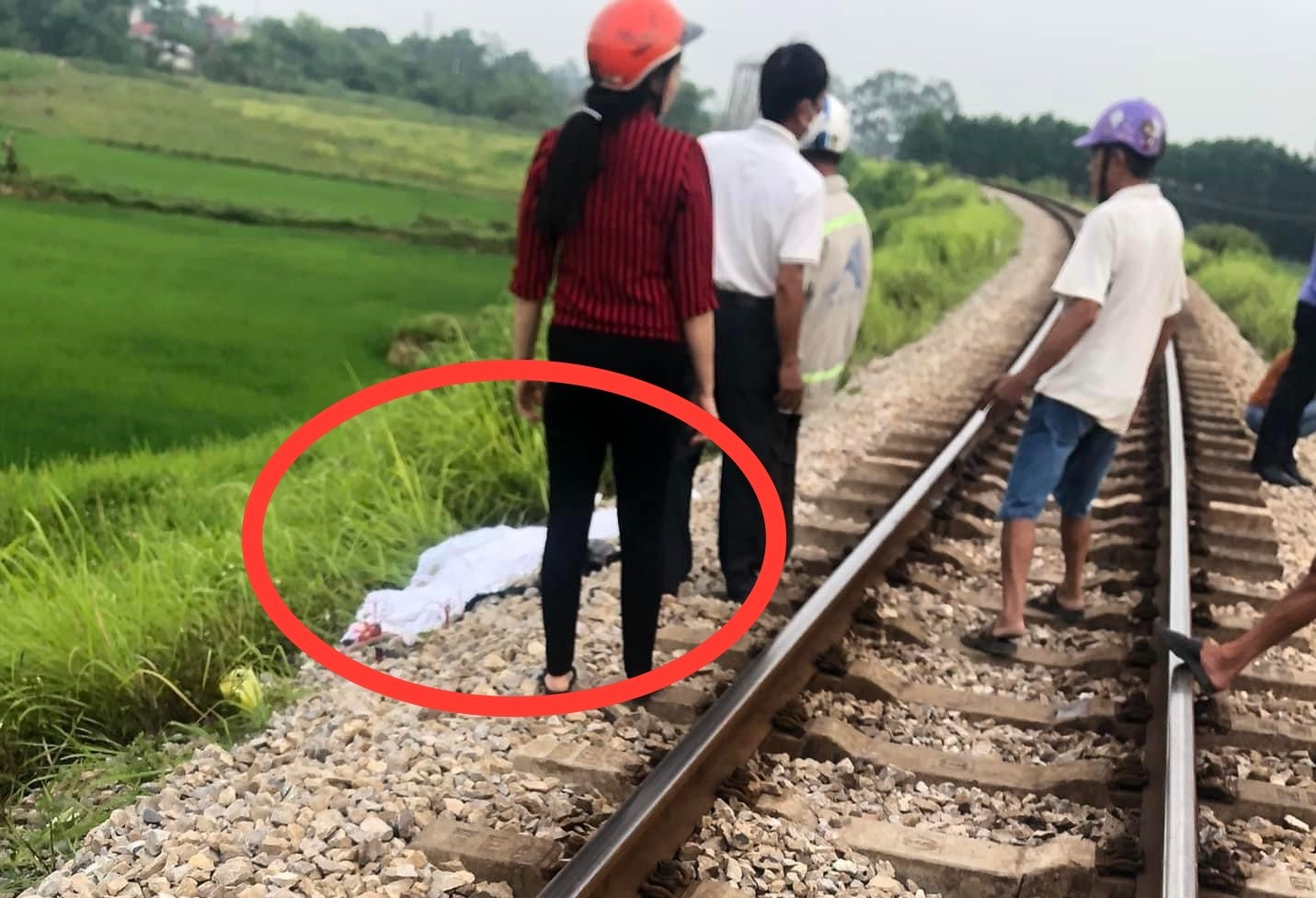 3 nữ sinh lên đường sắt chụp ảnh, 1 em bị tàu tông tử vong