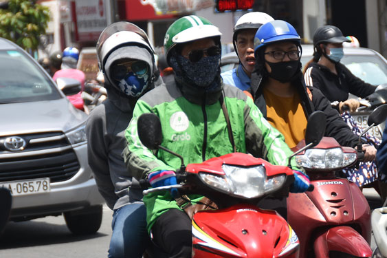 Bộ Công Thương yêu cầu Grab làm rõ việc thu "phụ phí nắng nóng", "mưa lớn", "kẹt xe"...