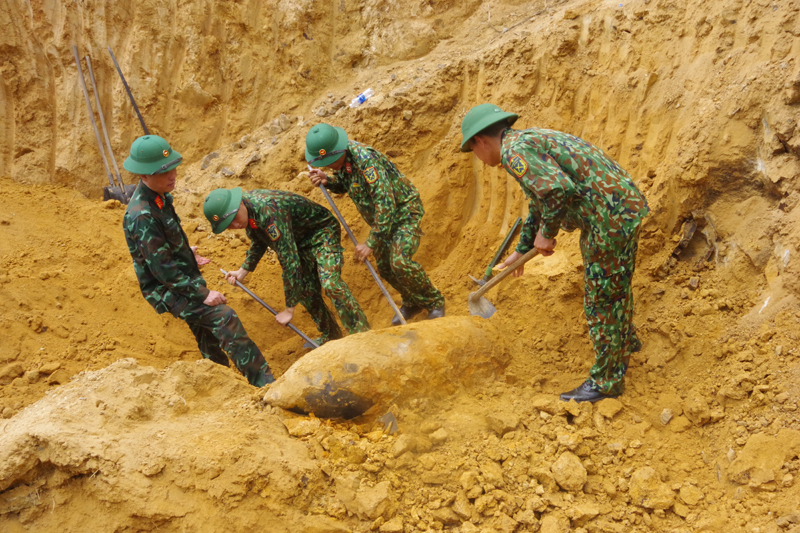  Ph&aacute;t hiện quả bom khủng nguy&ecirc;n ng&ograve;i nổ cạnh đường ray t&agrave;u hỏa ở Quảng B&igrave;nh - Ảnh 1.