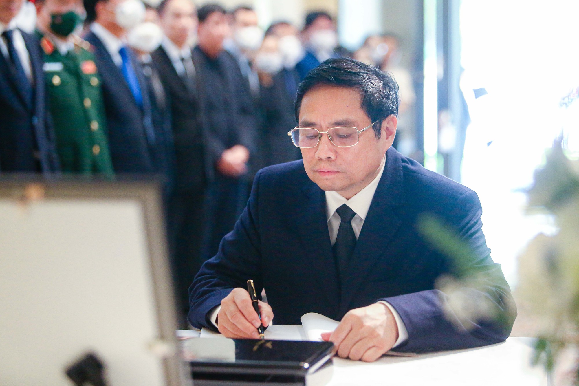 Người dân mang hoa sen trắng tới tưởng niệm cố Thủ tướng Nhật Bản Abe Shinzo - Ảnh 6.