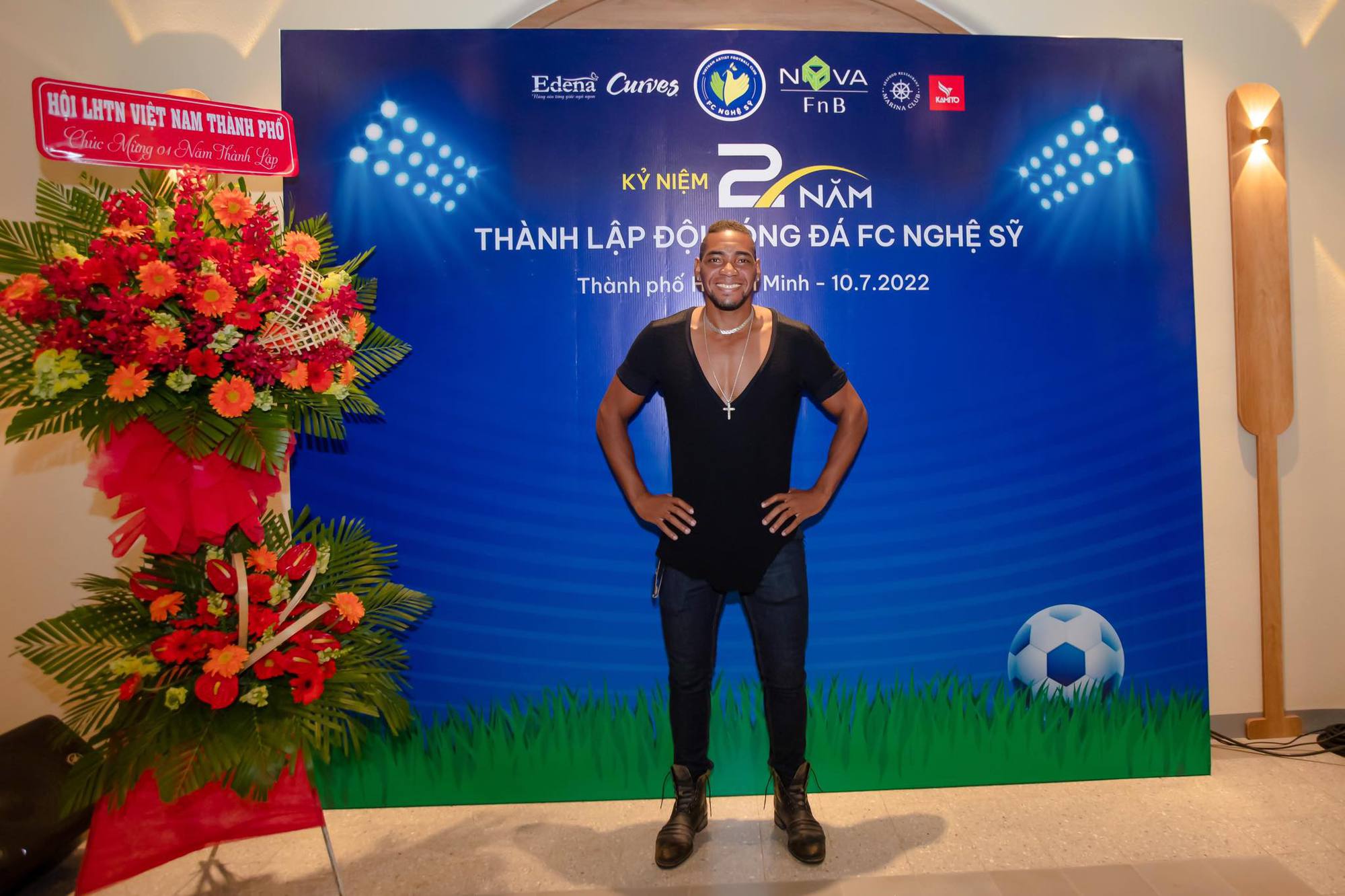 Th&aacute;i H&ograve;a tiết lộ gi&aacute; chuyển nhượng về đội b&oacute;ng FC Nghệ sỹ của Hồ Đức Vĩnh - Ảnh 4.