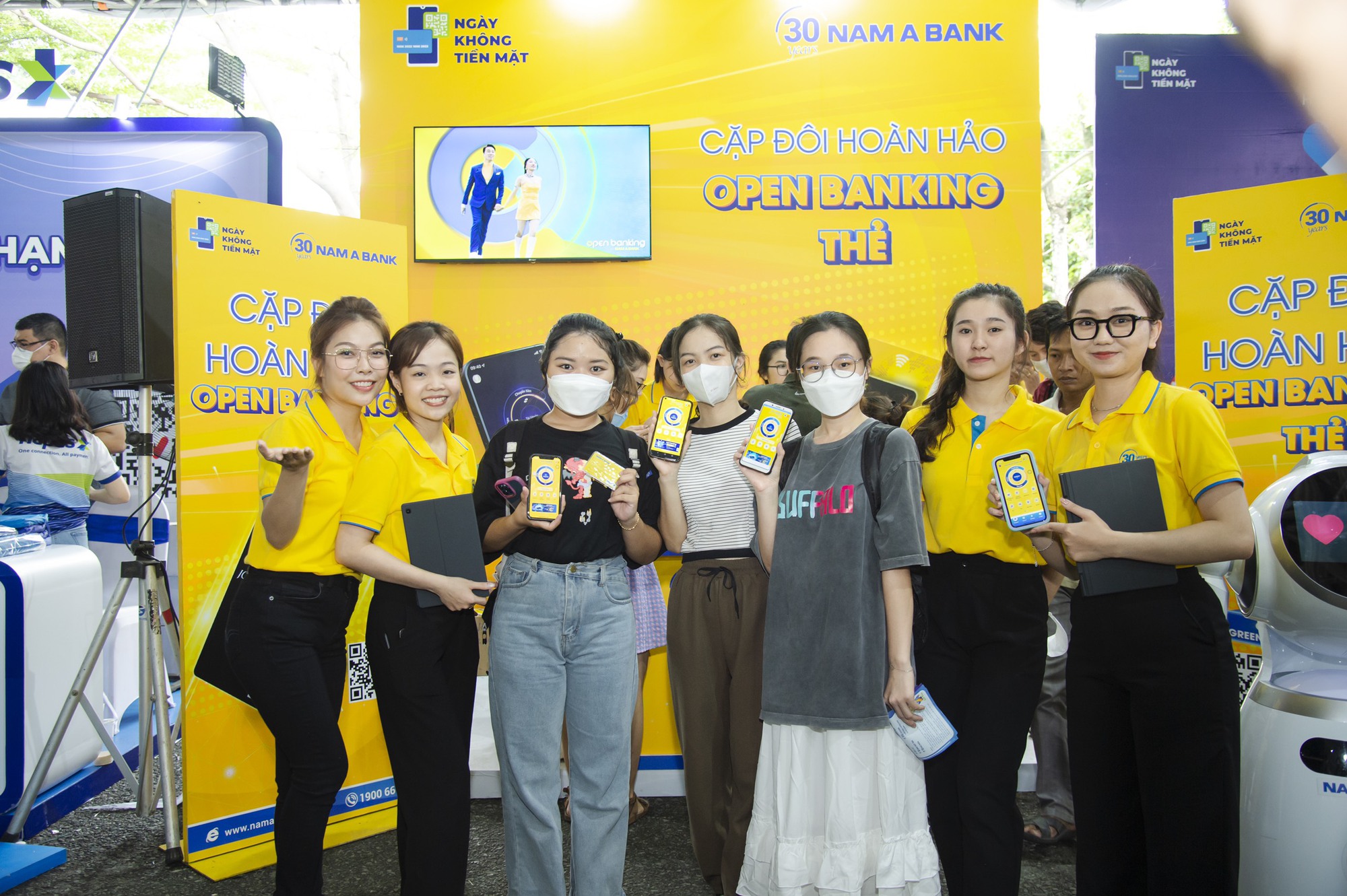 Khách hàng hào hứng với thanh toán “một chạm” tại “Ngày không tiền mặt”